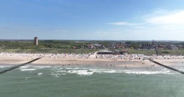 Domburg, küçük köy eğlencesi, deniz kıyısı, Zeeland plajı. Hava aracı görünümü.