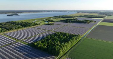 Hollanda 'daki en büyük güneş parkı, yeşil enerji, güneşten gelen elektrik. Güneş enerjisi. Şebekeye güç sağlanıyor. Hava aracı görünümü.