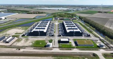 Veri merkezi, veri bankaları, bilgisayar sunucuları olan endüstriyel binalar. Birbirlerine internetten bağlanmışlar. Veri merkezleri birlikte bulut oluşturur. Hava görünümü.