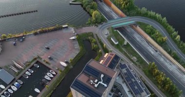 Harderwijk 'in su kemeri, yol, su yolu, kavşak. Hollanda 'daki karmaşık altyapı. Hava aracı videosu.