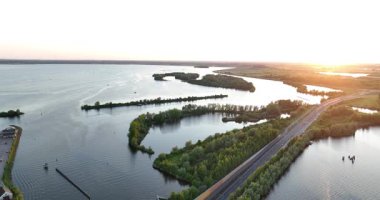Harderwijk 'in su kemeri, yol, su yolu, kavşak. Hollanda 'daki karmaşık altyapı. Hava aracı videosu.