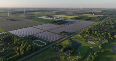 Büyük güneş panelleri alanı, güneşten gelen enerji, enerji geçişi, güneş enerjisi. Hava görüntüsü. Biddinghuizen, Flevoland, Hollanda. Hava aracı videosu.