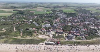Domburg, küçük köy eğlencesi, deniz kıyısı, Zeeland plajı. Hava aracı görünümü.