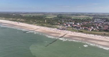 Domburg, küçük köy eğlencesi, deniz kıyısı, Zeeland plajı. Hava aracı görünümü.