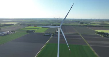 Flevopolder 'daki rüzgar türbinleri, simetrik tarım alanları, rüzgarın gücü, rüzgar çiftlikleri, ev halkı için elektrik, rüzgar enerjisi, yenilenebilir elektrik, sürdürülebilir enerji. Hava aracı görünümü.