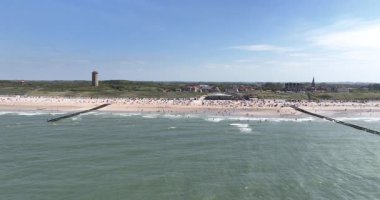 Domburg, küçük köy eğlencesi, deniz kıyısı, Zeeland plajı. Hava aracı görünümü.