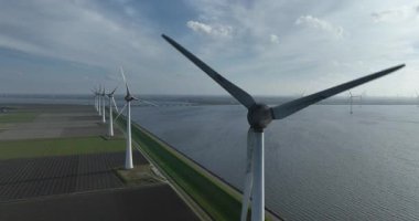 Rüzgar türbinleri, yenilenebilir enerji, temiz enerji, enerji geçişi. Hava aracı görünümü.