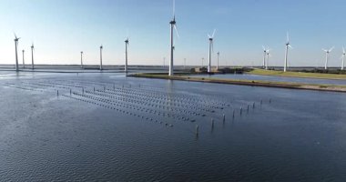 Balık ağları, balık tuzakları, KRammersluices, Zeeland, Hollanda 'da modern balıkçılık. Kaplama ve kilit kompleksi. Hava görüntüsü. Rüzgar türbinleri. Hava görünümü.