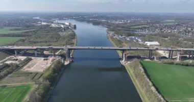 Rade, Holstein, Almanya, 15 Nisan 2025: Kiel kanalı üzerindeki Rader yüksek köprüsünün yenilenmesi. Hava görünümü.