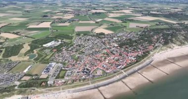 Zoutelande, Zeeland, Hollanda 'nın Zeeland kıyısındaki küçük bir yeniden yapılanma köyü. Hava görünümü.