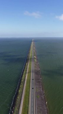 Markerwaarddijk ya da dike Enkhuizen Lelystad olarak da bilinen Houtribdijk 'in dikey hava aracı videosu. Ulaşım, hareketlilik, altyapı.