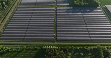 Güneş panelleri, güneşten gelen gren enerjisi. Yenilenebilir enerji kaynağı, Hollanda. Hava görünümü.