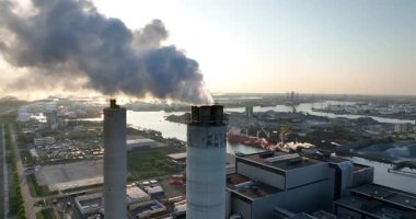 Duman yığınları, atık yakma, yeni enerjiye israf. Ağır sanayi, iklim değişikliği, duman yığınları. kirliliğin artışı. Havadan yakından hava görüntüsü.