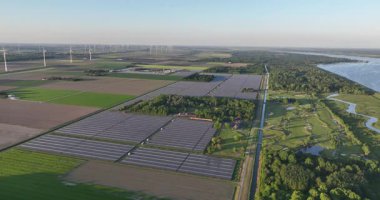 Kapalı Dağıtım Sistemi 'ndeki güneş panelleri alanı, evlere güç sağlıyor, enerji geçişi, alternatif çözümler, sürdürülebilir enerji güneş enerjisi sistemleri. Hava aracı görünümü.