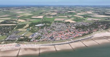 Zoutelande, Zeeland, Hollanda 'nın Zeeland kıyısındaki küçük bir yeniden yapılanma köyü. Hava görünümü.