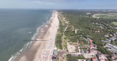 Domburg, küçük köy eğlencesi, deniz kıyısı, Zeeland plajı. Hava aracı görünümü.