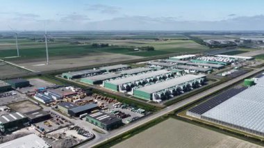 Yapay zeka altyapısı, hiperölçekleyici, veri, büyük veri, internet, bilgi teknolojisi, sunucu, bulut alanı. Hollanda Havacılık Görünümü 'ndeki Hava Görüntüleme Veri Merkezi