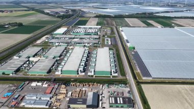 Yapay zeka altyapısı, hiperölçekleyici, veri, büyük veri, internet, bilgi teknolojisi, sunucu, bulut alanı. Hollanda Havacılık Görünümü 'ndeki Hava Görüntüleme Veri Merkezi