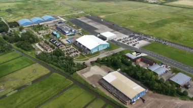 Hangar, eski havaalanı, konferanslar, toplantılar ve etkinlikler için mekan. Hangaar Tiyatrosu tiyatrodur ama aynı zamanda çeşitli iş etkinlikleri için de uygundur. Hava görünümü.