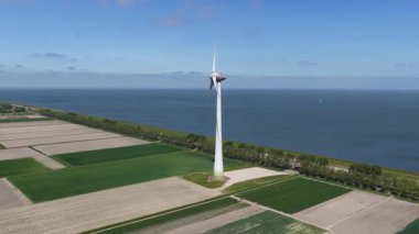 Yenilenebilir enerji, rüzgar türbini ve Hollanda 'nın insansız hava aracı videosu. temiz enerji.
