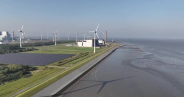 Hollanda, Eemshaven 'daki güneş panelleri ve elektrik santrali. Enerji üretimi. Hava aracı görünümü.