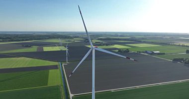 Tarımsal alanlarda rüzgar türbini, megawatt, elektrik endüstrisi, hava aracı görüntüsü.