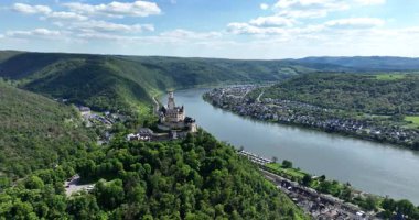 Gergedan nehri kıyısındaki tarihi şato, Almanya. Hava videosu. Marksburg Kalesi. Hava görünümü.