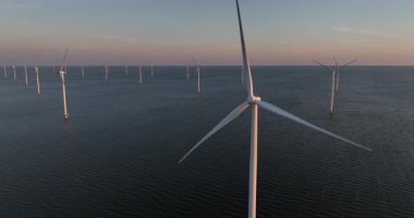 Açık suda rüzgar enerjisi, enerji endüstrisi, enerji geçişi, Afsluitdijk, Hollanda. Offshore rüzgar parkı. Hava aracı görünümü.