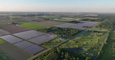 Kapalı Dağıtım Sistemi 'ndeki güneş panelleri alanı, evlere güç sağlıyor, enerji geçişi, alternatif çözümler, sürdürülebilir enerji güneş enerjisi sistemleri. Hava aracı görünümü.