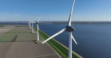 Yenilenebilir enerji, yenilenebilir kaynak, rüzgardan gelen enerji, doğadan gelen enerji. Temiz elektrik üretimi. Hava aracı görüntüsü. Kır manzarası, su hattı.