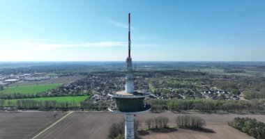Funkubertragungsstelle Stade 1, Fernmeldeturm Stade, TV kulesi, telekomünikasyon kulesi Stade, Almanya. Hava görüntüsü. Yayın, radyo sinyali, 5G, internet, veri aktarım altyapısı. Hava aracı görünümü