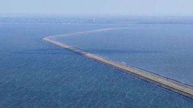 Hollanda 'daki Houtribdijk, Markerwaarddijk veya dike Enkhuizen Lelystad su bariyeri. Baraj, IJsselmeer 'i Markermeer' den ayırır. Afsluitdijk 'ten sonra Hollanda' nın en uzun barajıdır. Hava görünümü.