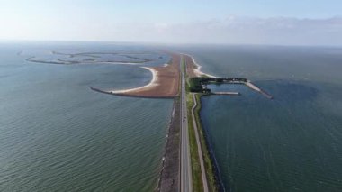 Hollanda 'daki Houtribdijk, Markerwaarddijk veya dike Enkhuizen Lelystad su bariyeri. Baraj, IJsselmeer 'i Markermeer' den ayırır. Afsluitdijk 'ten sonra Hollanda' nın en uzun barajıdır. Hava görünümü.