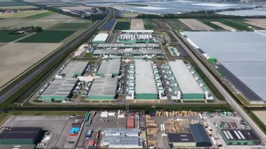 Veri merkezinin yakın görüntüsü, büyük teknoloji, bulut verisi, bilgisayar merkezi, Middenmeer, Hollanda. Dış bina inşa ediliyor