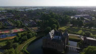 Ammersoen Şatosu, Hollanda 'nın Gelderland eyaletinin batısında bulunan Bommelerwaard' da yer alan bir şato. Hava görünümü.
