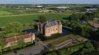 Ammersoen Şatosu, Hollanda 'nın Gelderland eyaletinin batısında bulunan Bommelerwaard' da yer alan bir şato. Hava görünümü.