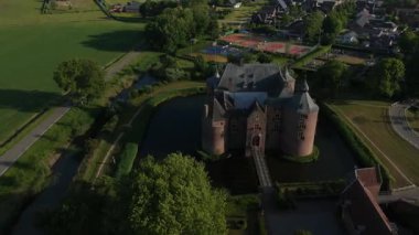 Ammersoen Şatosu, Hollanda 'nın Gelderland eyaletinin batısında bulunan Bommelerwaard' da yer alan bir şato. Hava görünümü.