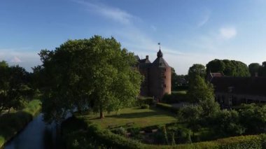 Ammersoen Şatosu, Hollanda 'nın Gelderland eyaletinin batısında bulunan Bommelerwaard' da yer alan bir şato. Hava görünümü.