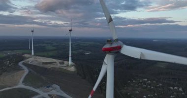 Rüzgar türbinleri, yakın görüş, temiz enerji, sürdürülebilir yenilenebilir enerji sistemleri, Bıçaklar, elektrik, enerji endüstrisi. Hava aracı görünümü.