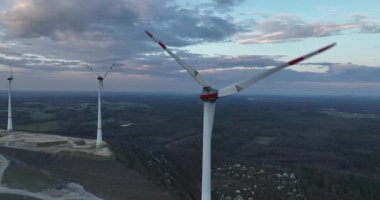 Rüzgar türbinleri, yakın görüş, temiz enerji, sürdürülebilir yenilenebilir enerji sistemleri, Bıçaklar, elektrik, enerji endüstrisi. Hava aracı görünümü.