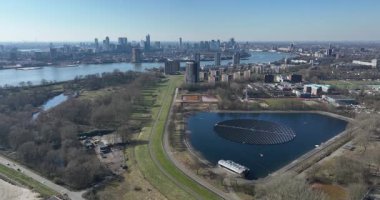 Suyun üzerindeki güneş paneli, şehirdeki yenilenebilir enerjiyi sembolize ediyor. Hava görüntüsü. Rotterdam, Hollanda.