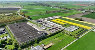 Modern lojistik şirketi, kamyon teslimatı. Hollanda 'da. Hava görünümü.