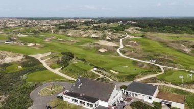 Güney Hollanda 'da Noordwijk yakınlarındaki kum tepelerinde Hollanda golf kulübü. Hava aracı görünümü.