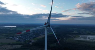 Rüzgar türbinleri, yakın görüş, temiz enerji, sürdürülebilir yenilenebilir enerji sistemleri, Bıçaklar, elektrik, enerji endüstrisi. Hava aracı görünümü.