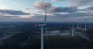 Rüzgar türbinleri, yakın görüş, temiz enerji, sürdürülebilir yenilenebilir enerji sistemleri, Bıçaklar, elektrik, enerji endüstrisi. Hava aracı görünümü.