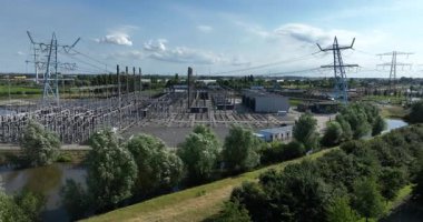 Yüksek voltajlı altyapı, elektrik şebekesi. Elektrik dağıtımı. Hava aracı görünümü.