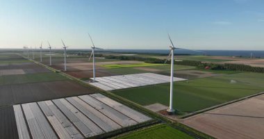 Tarımsal alanlar, rüzgar türbinleri, Hollanda, temiz enerji endüstrisi, enerji ve elektrik. Hava görünümü.