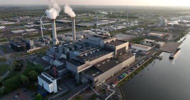 Hollanda 'nın Amsterdam limanındaki yeni enerji, endüstriyel atık yakma tesisi atıkları. Hava aracı görünümü.