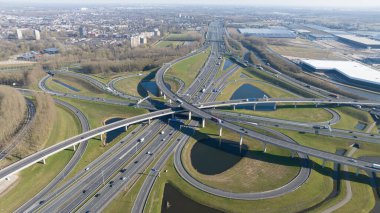 Trafik kavşağı otoyolu, çok katlı şerit otoyolu, arabalar, trafik, hareketlilik ve ulaşım. Hava aracı fotoğrafı.