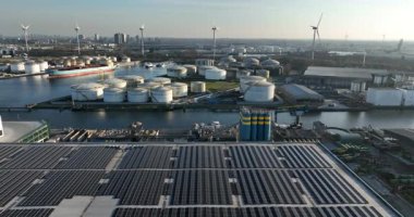 Amsterdam, Kuzey Hollanda, Hollanda, 26 Mart 2025: Amsterdam Limanı, silolar, güneş panelleri, gemiler, sanayi bölgesi. Hava aracı videosu.